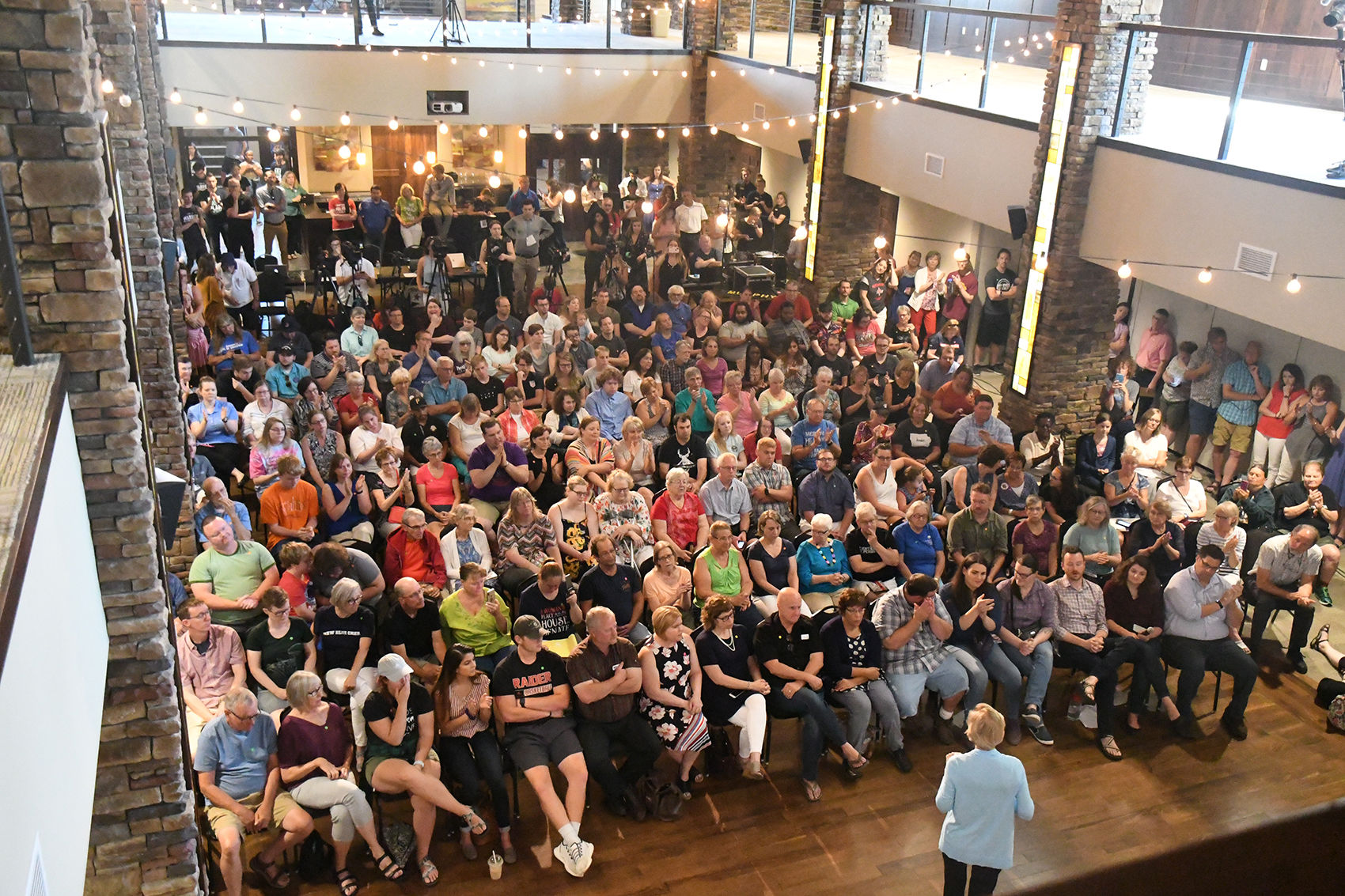 Warren draws large crowd in Orange City